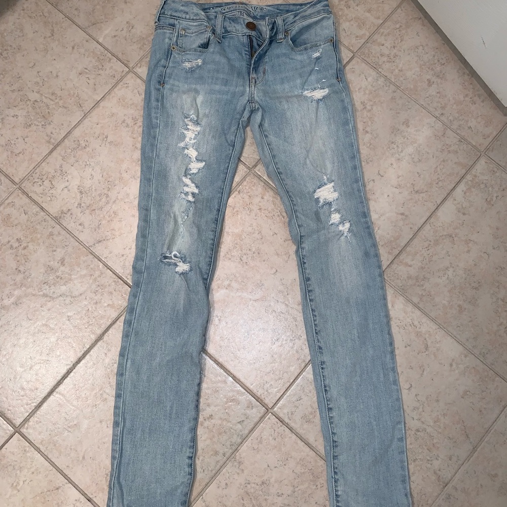 American Eagle light wash, distressed jeans NWOT